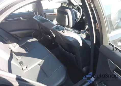 2013 Mercedes-Benz C 250 Sport z USA, uszkodzony, nr VIN WDDGF4HB7DR273292